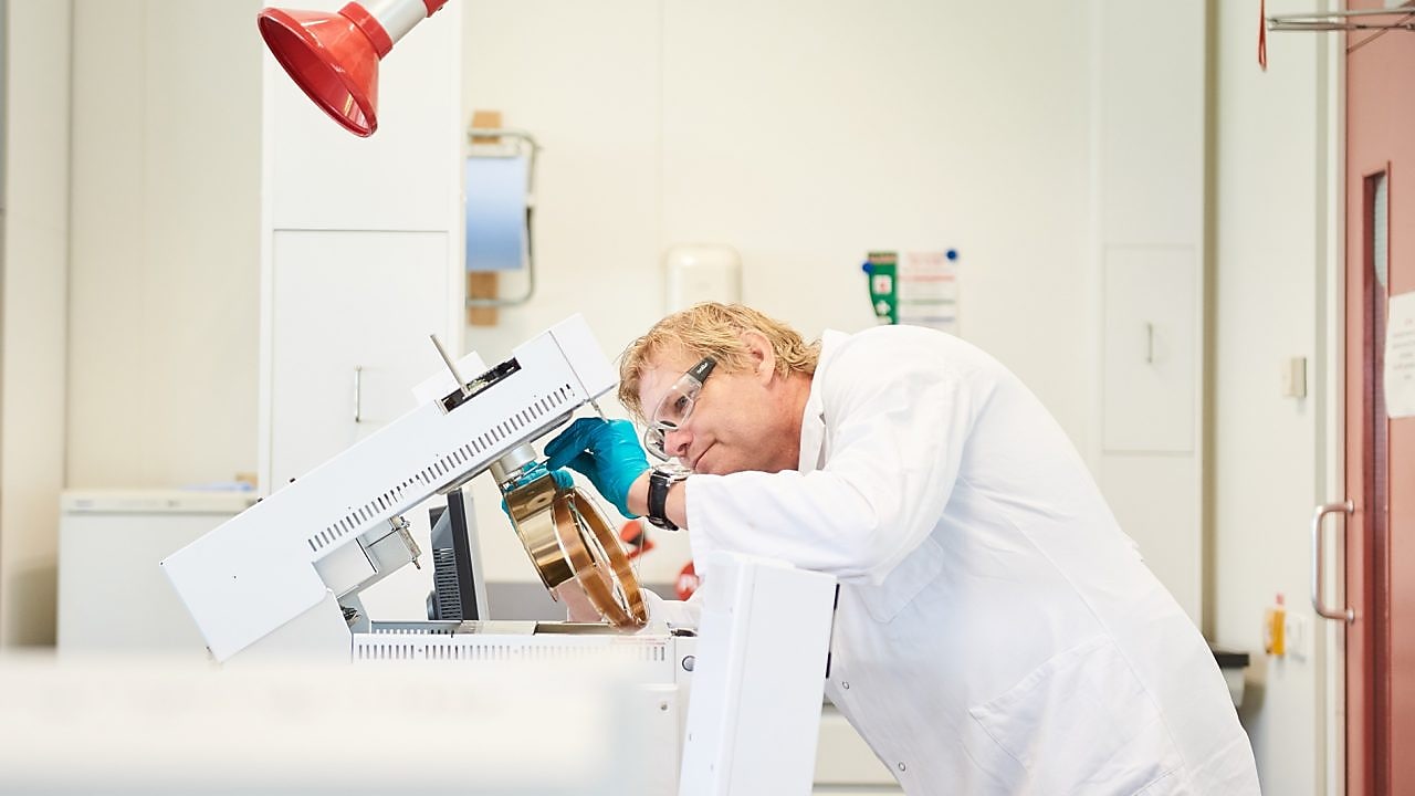 Laboratorium medewerker bestudeert een machine
