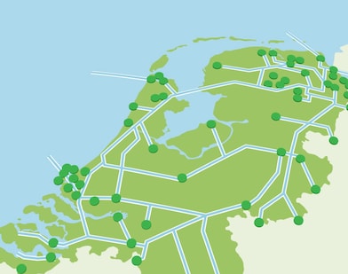 Een kaart van Nederland met daarop groene stippen waar gasvelden zijn