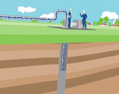 Illustratie van een buis met blauwe balletjes die de grond in verdwijnt met daarnaast twee medewerkers in blauwe overalls