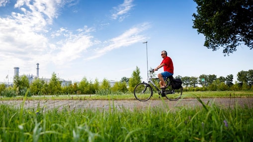 Man op fiets in landschap