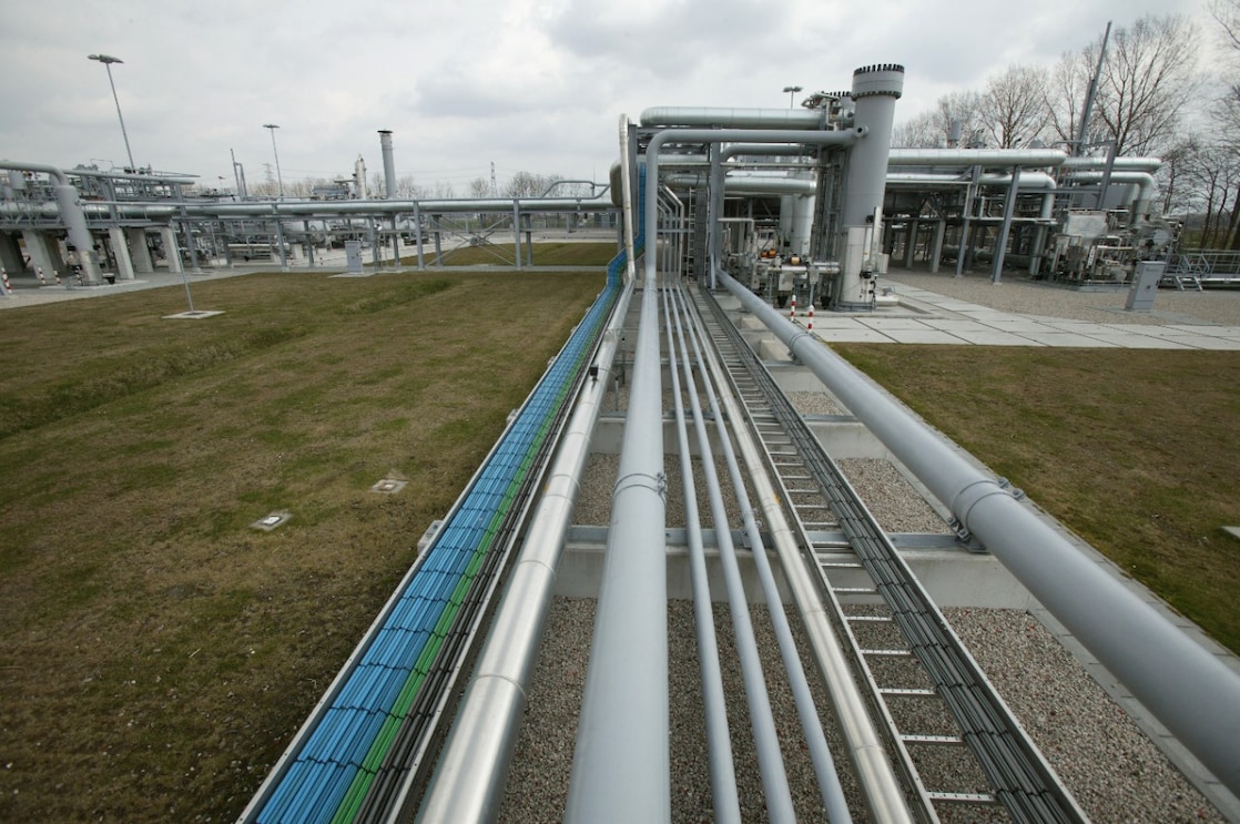 Gasleidingen en afsluiters op een gaswinningslocatie
