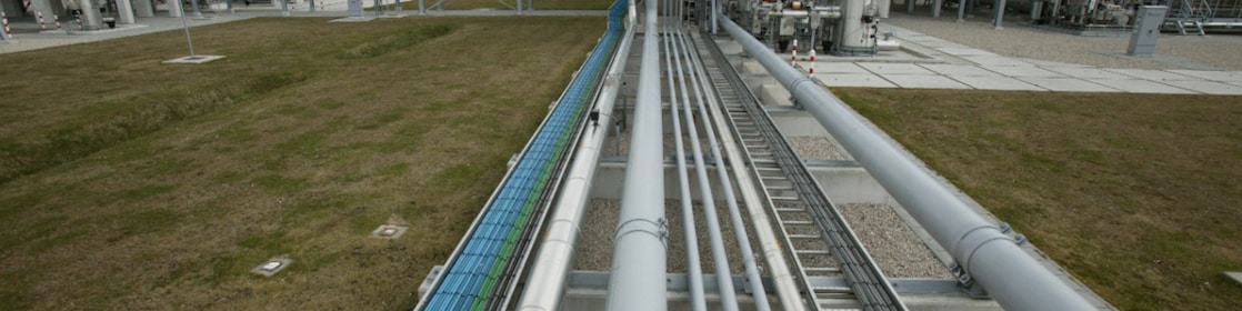 Gasleidingen en afsluiters op een gaswinningslocatie