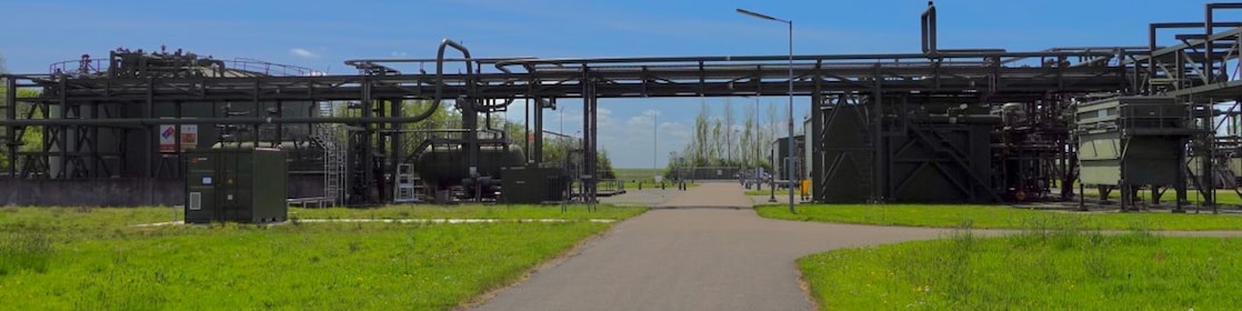 Installatie van de NAM locatie op Anjum met in de voorgrond de stikstofunit