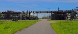 Installatie van de NAM locatie op Anjum met in de voorgrond de stikstofunit