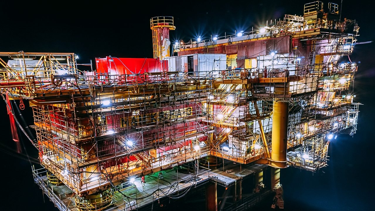 Nachtfoto van productieplatform