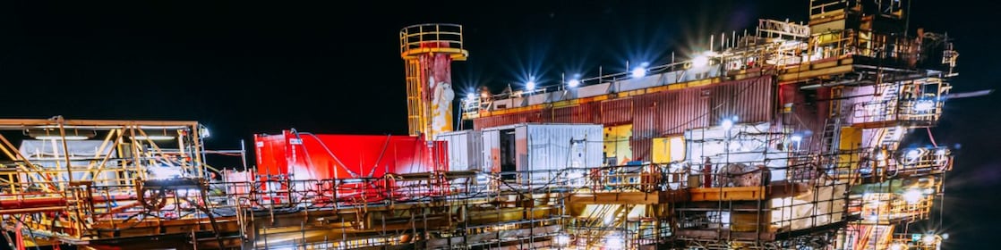 Nachtfoto van productieplatform