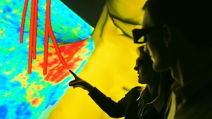 Twee mensen bestuderen een diagram