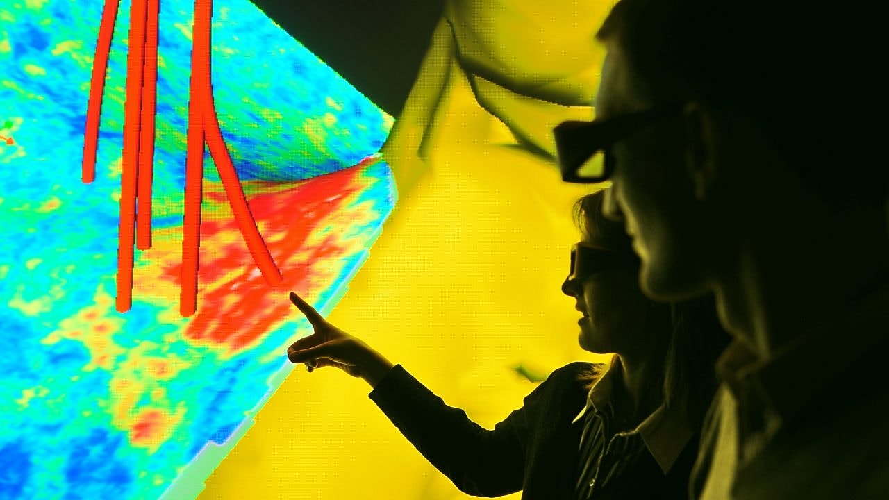 Twee mensen bestuderen een diagram