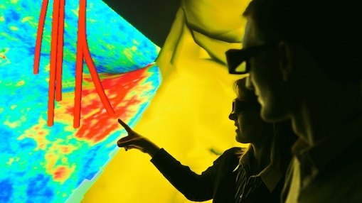 Twee mensen bestuderen een diagram