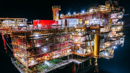 Nachtfoto van productieplatform