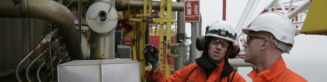 Twee medewerkers controleren koppelstukken en leidingen