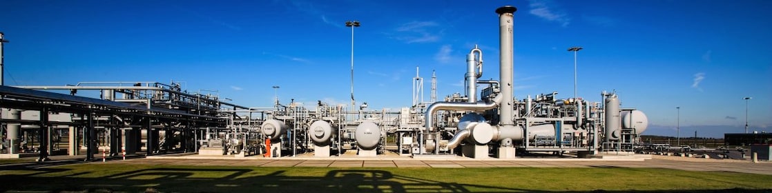 Man met oranje overall op gasproductielocatie
