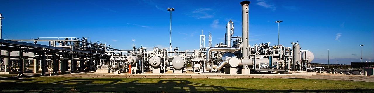 Man met oranje overall op gasproductielocatie