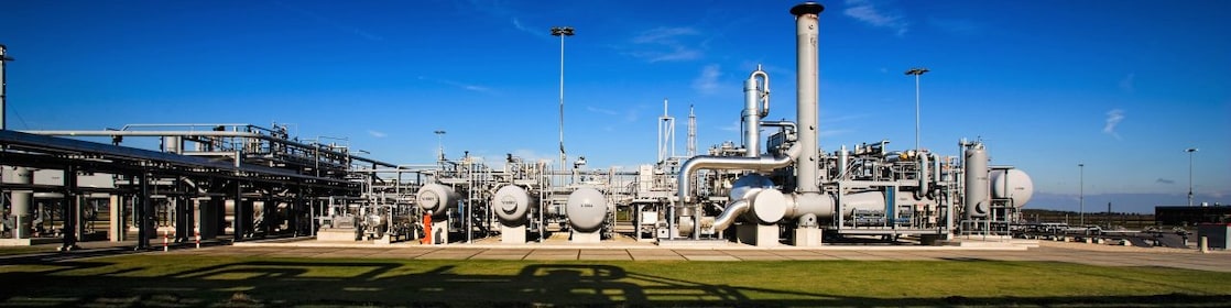 Man met oranje overall op gasproductielocatie