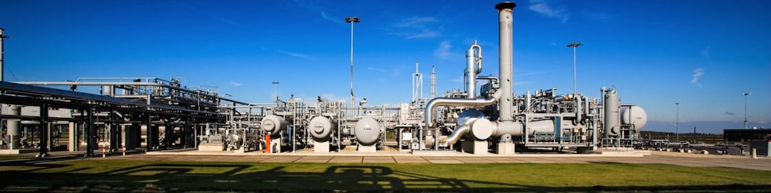 Man met oranje overall op gasproductielocatie