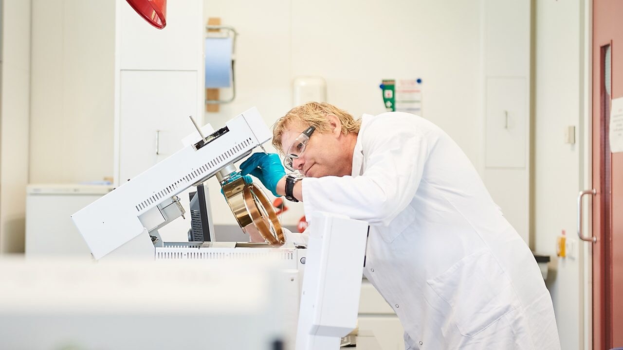 Laboratorium medewerker bestudeert een machine