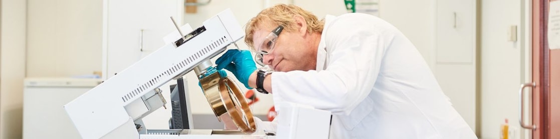 Laboratorium medewerker bestudeert een machine