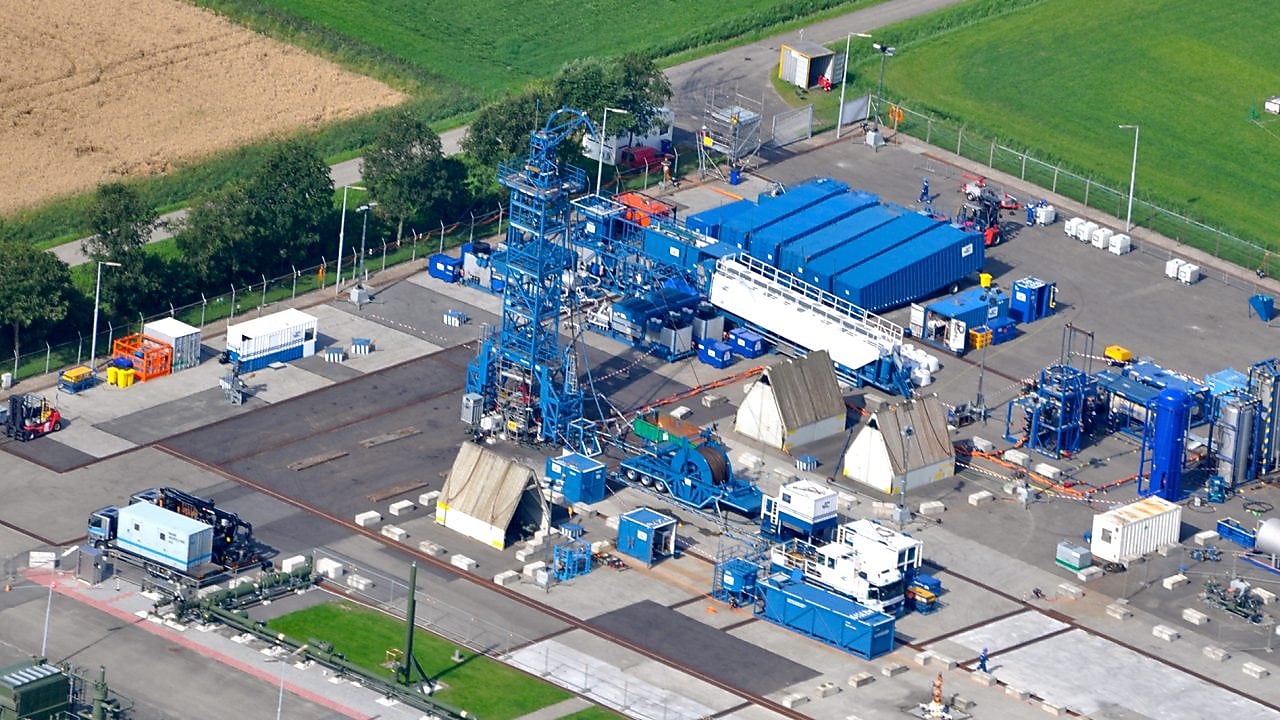 Luchtfoto van een frackinglocatie in het hollandse landschap