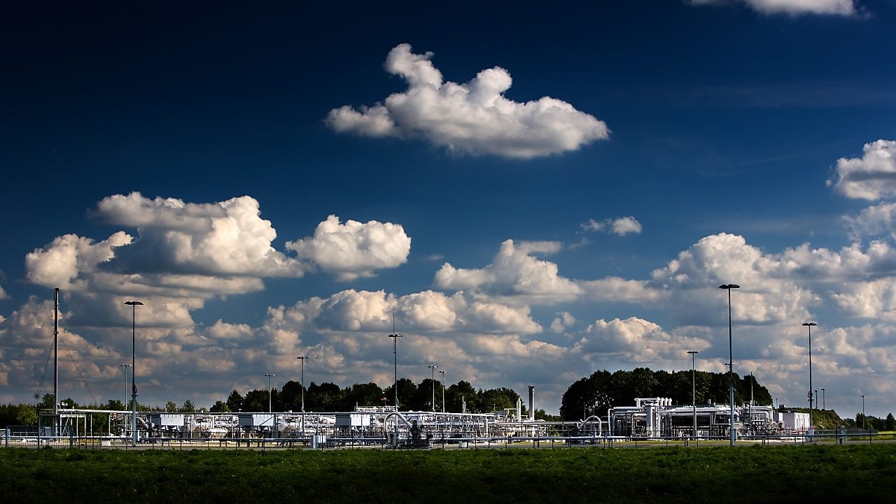 Een stikstofinjectie locatie onder een blauwe lucht met witte wolken