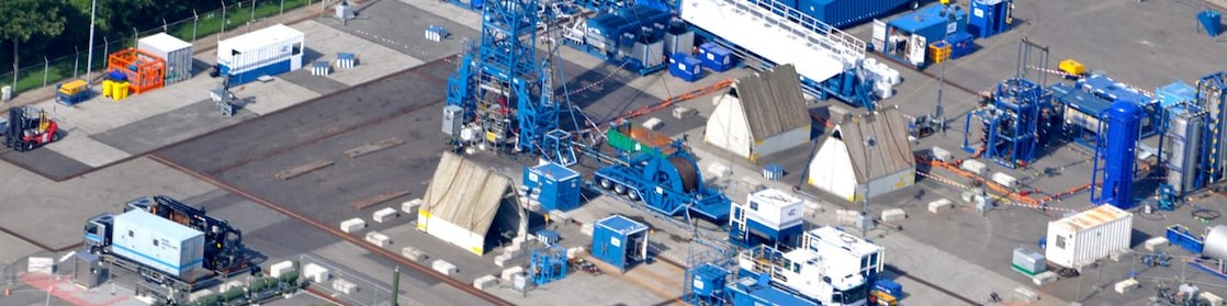 Luchtfoto van een frackinglocatie in het hollandse landschap