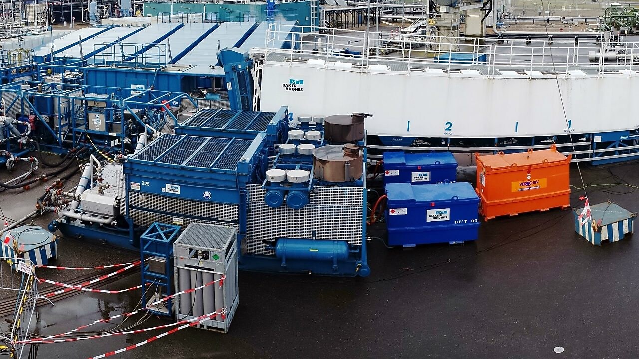 Overzicht van een fracking locatie vanaf de zijkant