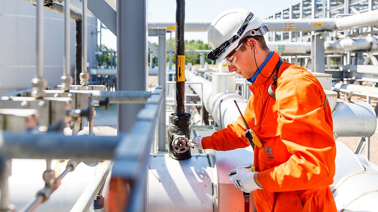 Medewerker controleert koppelingen