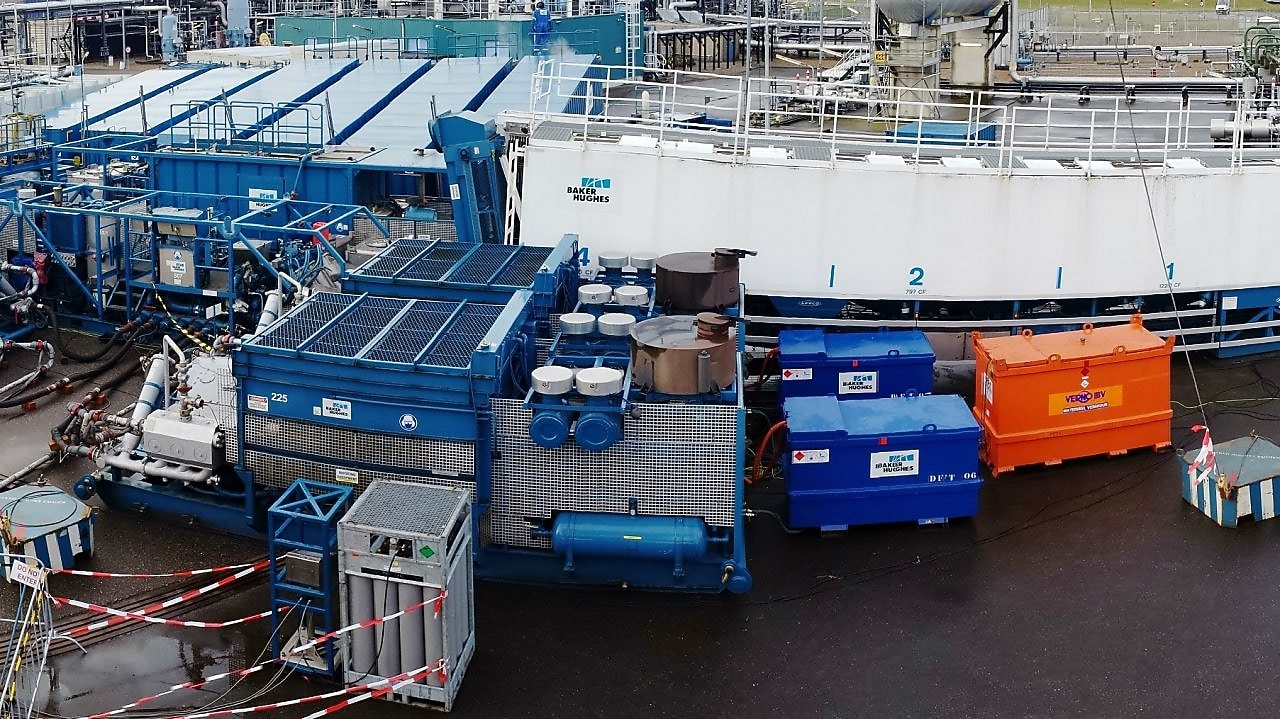 Overzicht van een fracking locatie vanaf de zijkant