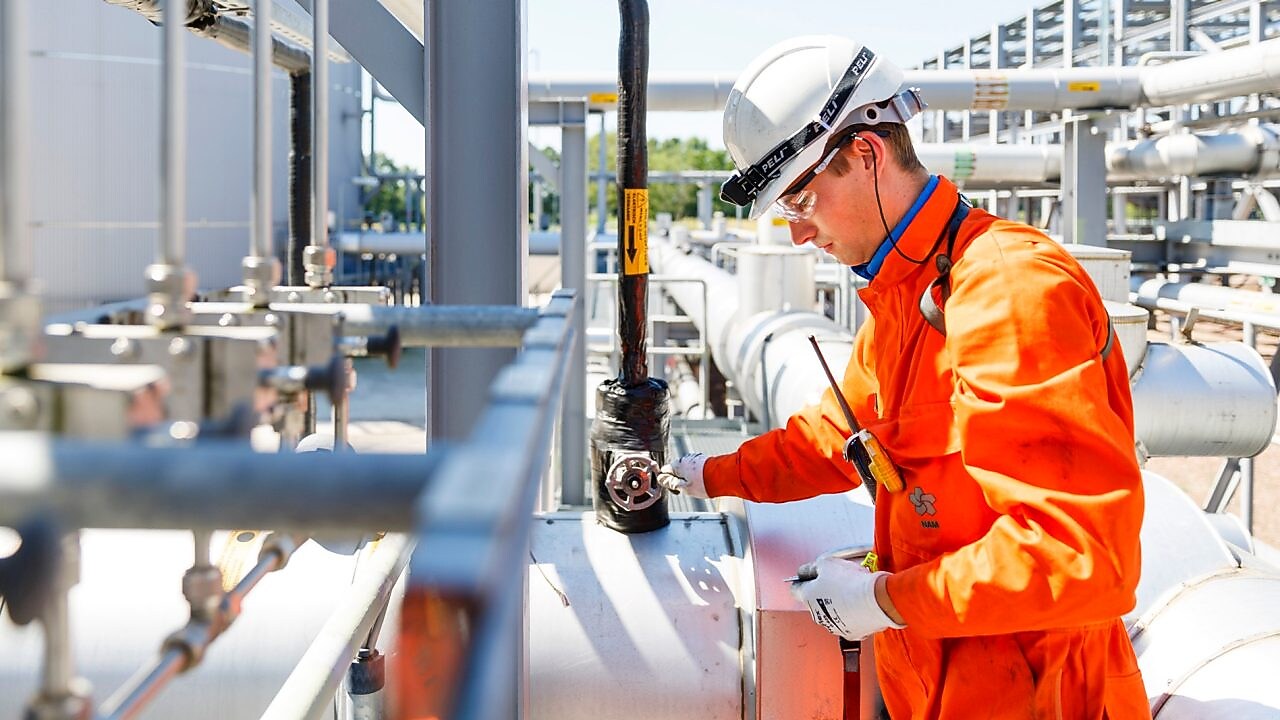 Medewerker controleert koppelingen