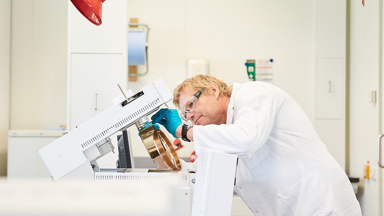 Laboratorium medewerker bestudeert een machine
