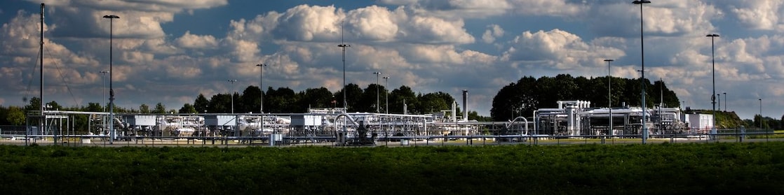 Een stikstofinjectie locatie onder een blauwe lucht met witte wolken