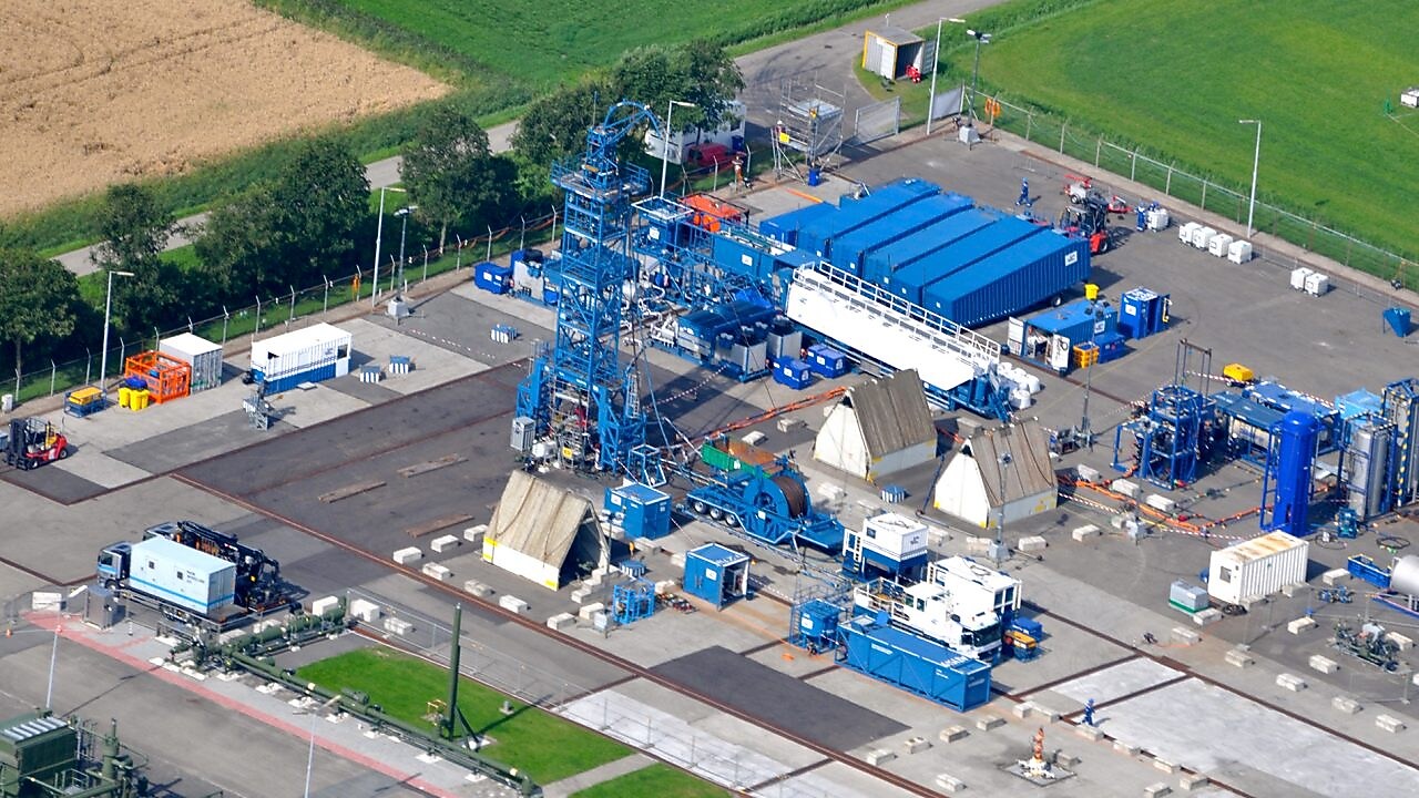 Luchtfoto van een frackinglocatie in het hollandse landschap