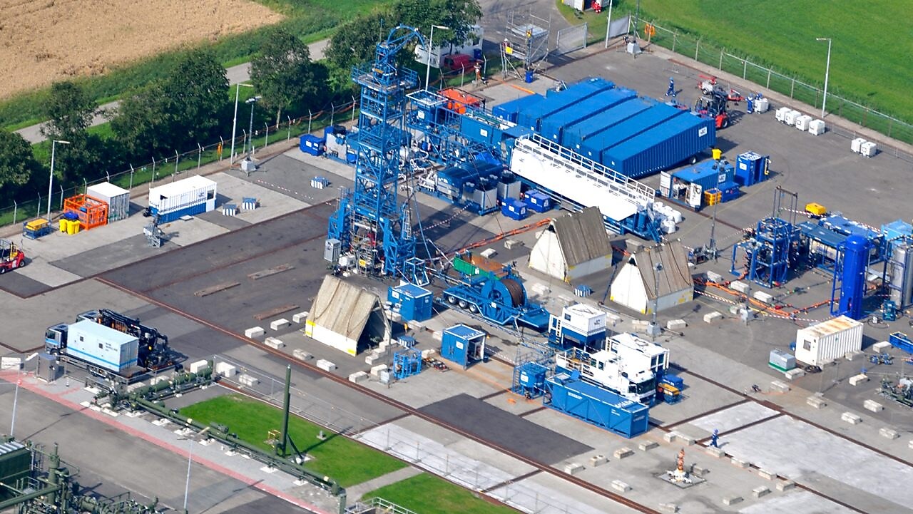Luchtfoto van een frackinglocatie in het hollandse landschap