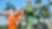 Man in oranje overall bedient een machine
