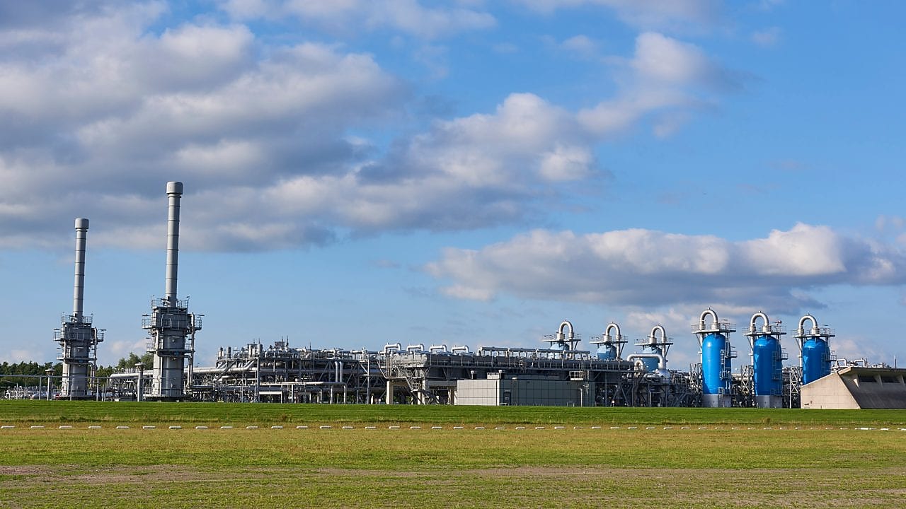 Gasopslaglocatie met groen weiland en blauwe lucht