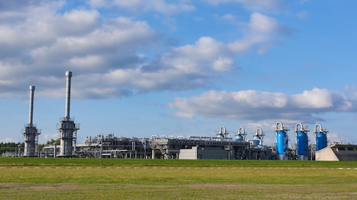 Gasopslaglocatie met groen weiland en blauwe lucht