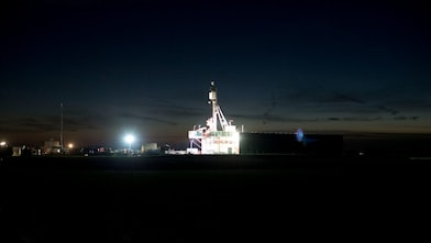 Werkterrein in het donker met felle verlichting