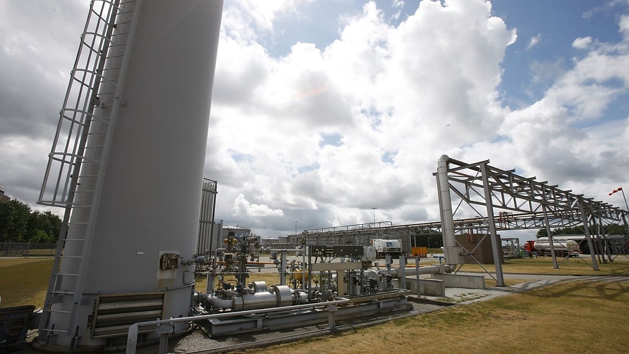 Een kind achterstevoren op een stoel met zijn wang leunend tegen de leaning met op de achtergrond een radiator