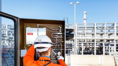 Medewerker voert werkzaamheden uit in schakelkast