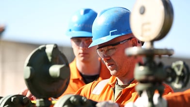 Twee medewerkers inspecteren koppelstukken