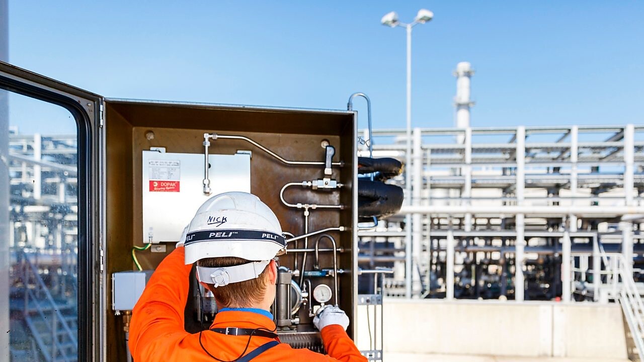 Medewerker voert werkzaamheden uit in schakelkast