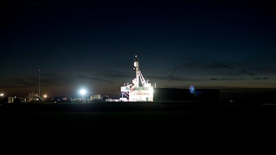 Werkterrein in het donker met felle verlichting