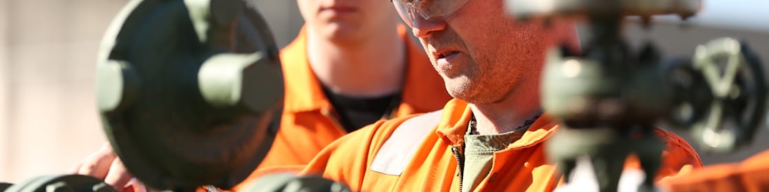 Twee medewerkers inspecteren koppelstukken