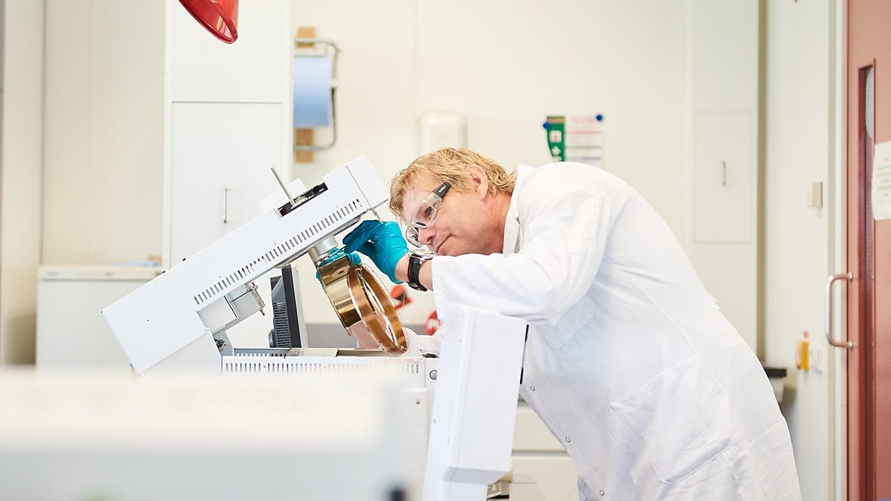 Laboratorium medewerker bestudeert een machine