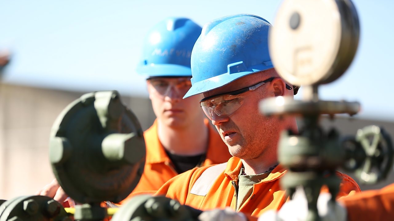 Twee medewerkers inspecteren koppelstukken
