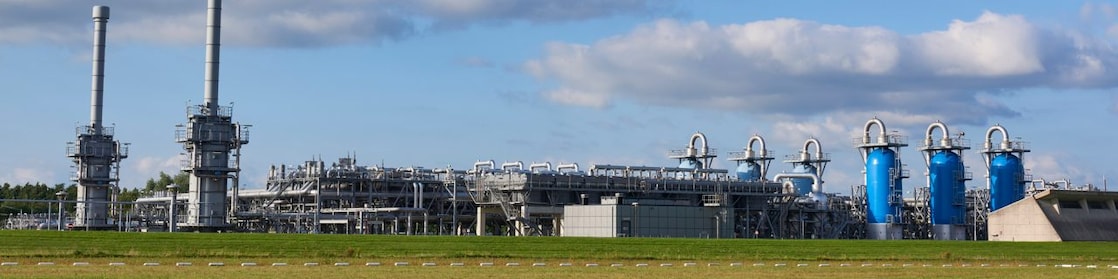 Gasopslaglocatie met groen weiland en blauwe lucht