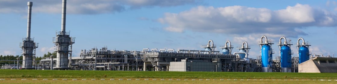 Gasopslaglocatie met groen weiland en blauwe lucht