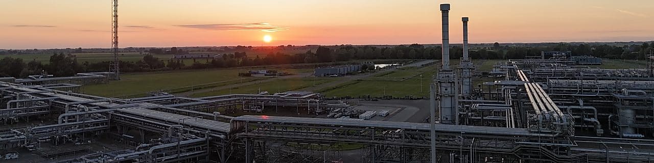 Ondergaande boven de ondergrondse gasopslag in Grijpskerk