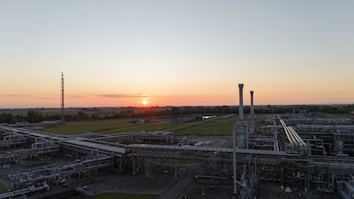 Ondergaande boven de ondergrondse gasopslag in Grijpskerk