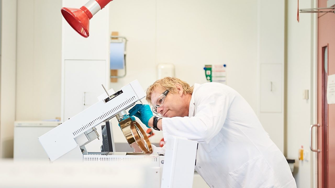 Laboratorium medewerker bestudeert een machine