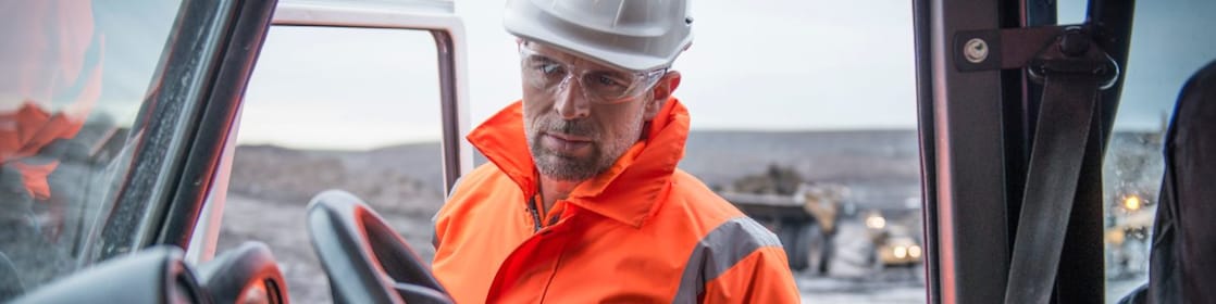 Man in oranje overall met tablet